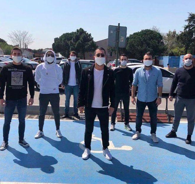Arda Turan'dan Bayrampaşa Devlet Hastanesi'ne maske bağışı