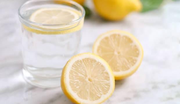 Aç karnına limon suyu içmenin faydaları nelerdir? Yatmadan önce limon su içmek zayıflatır mı?