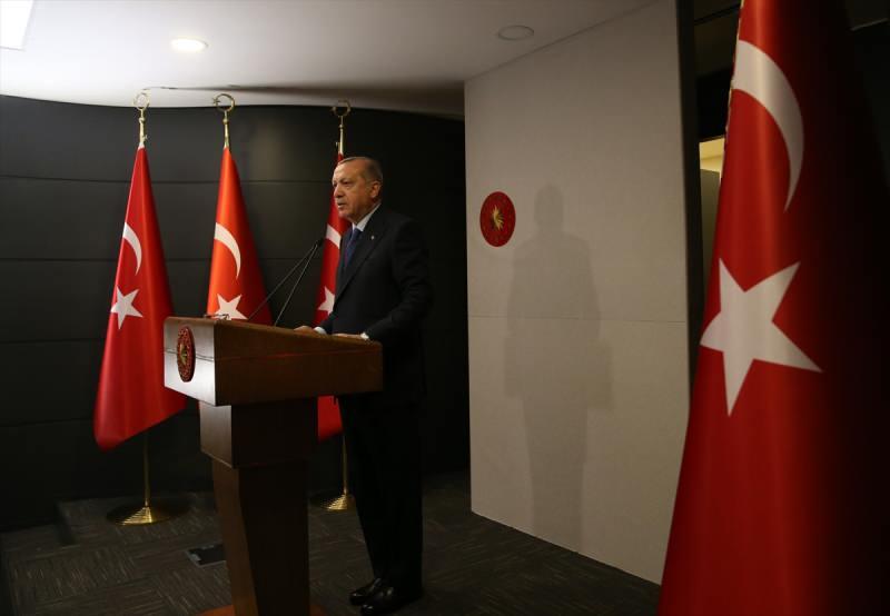 Türkiye Cumhurbaşkanı Recep Tayyip Erdoğan, video konferans yöntemiyle düzenlenen Cumhurbaşkanlığı Kabinesi'nin toplantısının ardından açıklamalarda bulundu.