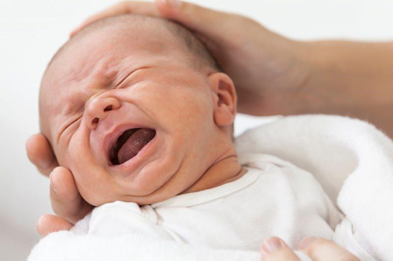 bebekleri ayakta sallamak zararlı mı?