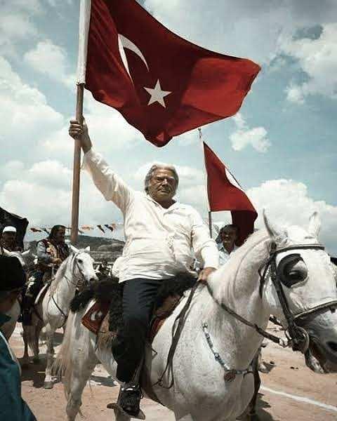 Cüneyt Arkın'dan şanlı Türk bayrağıyla paylaşım!