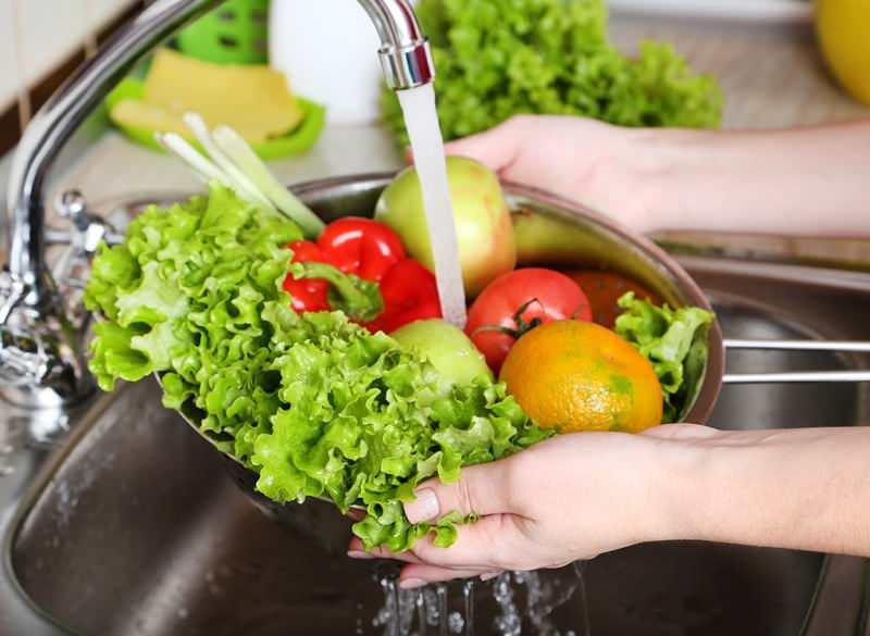 Meyve ve sebzeler nasıl yıkanmalı? Bilim kurulu uyardı: Bu hatalar zehirlenmeye neden olur! - Pratik Bilgiler Haberleri
