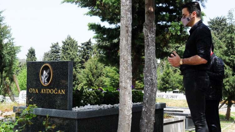 Gurur Aydoğan'dan annesi Oya Aydoğan'ın mezarına ziyaret