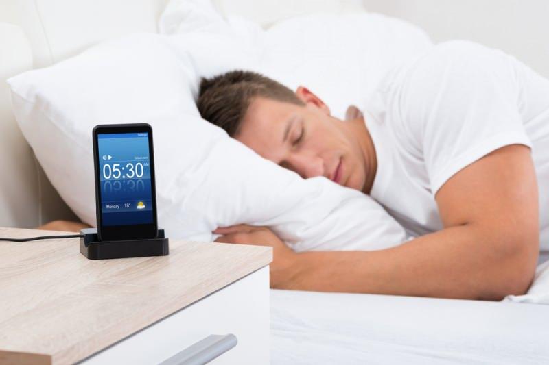 cep telefonuna yakın uyumak ciddi hastalıklara yol açar