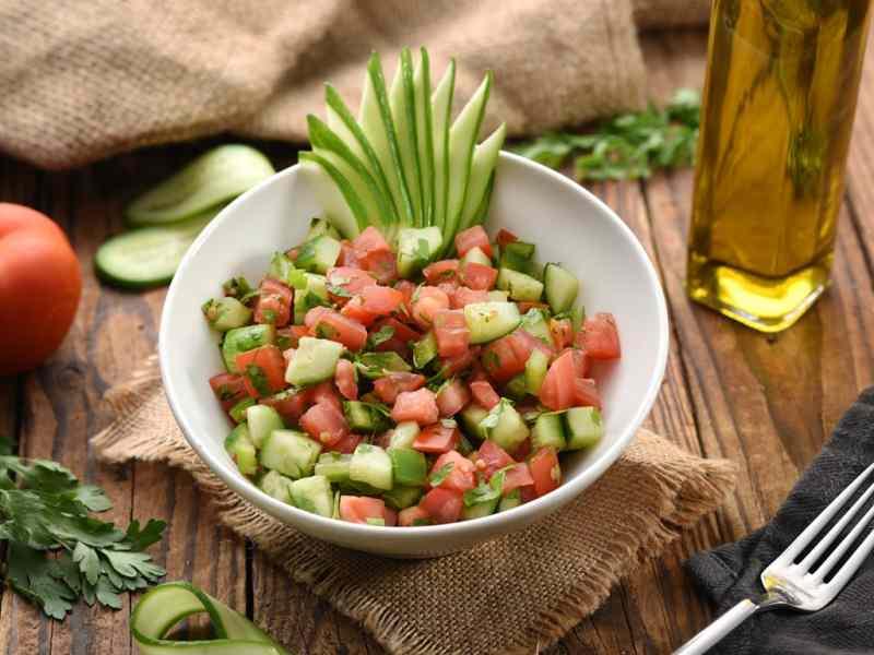 Kolay ve lezzetli diyet salata tarifi: Çoban salatası nasıl yapılır? Çoban salatası kalorisi