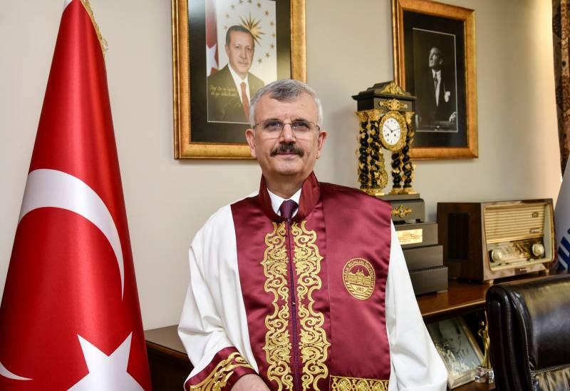 Sağlık Bilimleri Üniversitesi Rektörü Prof. Dr. Cevdet Erdöl