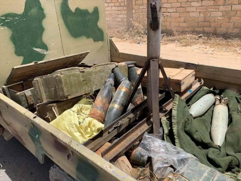 Libya ordusu, başkent Trablus’un güneyinde gayrimeşru silahlı güçlerin lideri Halife Hafter bağlı milislerin bıraktığı kamufle edilmiş topçu bataryaları, araçlara monte edilmiş çok namlulu roketatarlar ve mühimmatların yanı sıra tanklar da ele geçirdi.