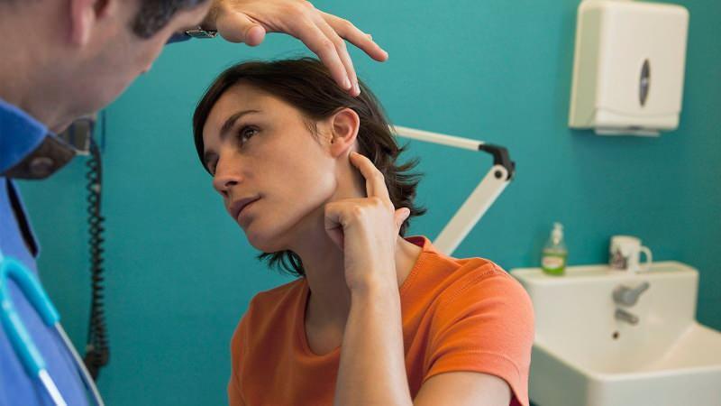 Dış kulak iltihabı neden olur? Dış kulak iltihabı belirtileri nelerdir & kimlerde görülür