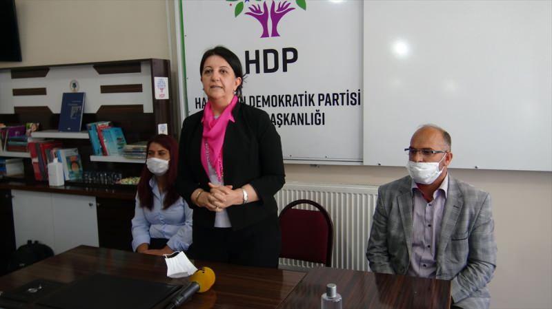HDP Eş Genel Başkanı Pervin Buldan, Kars'ta HDP İl Başkanlığı binasında düzenlenen basın toplantısında açıklamalarda bulundu.