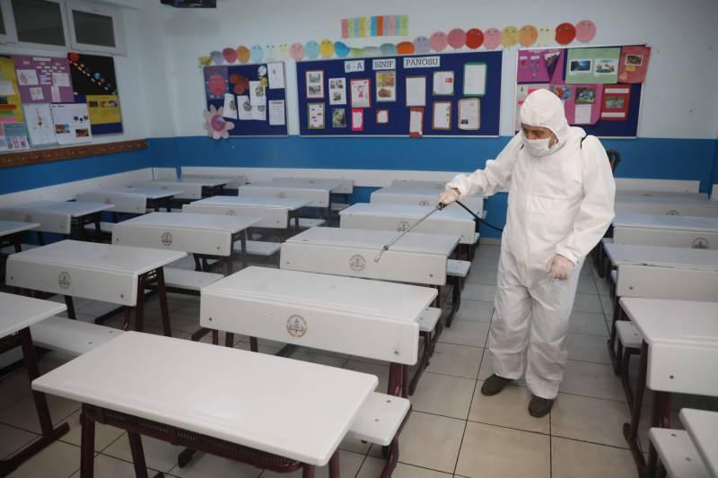 Sınav yapılacak okullar dezenfekte ediliyor. 