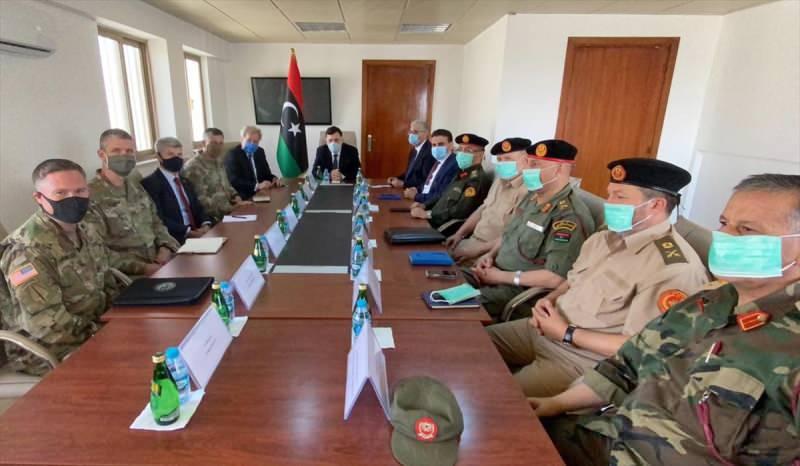 Libya Başbakanı Fayiz es-Serrac (ortada), ABD'nin Trablus Büyükelçisi Richard B. Norland (sol 5) ve ABD Afrika Kuvvetleri Komutanı (AFRICOM) Orgeneral Stephen Townsend (sol 4) ile ülkenin batısındaki Zuvara kentinde bir araya geldi.