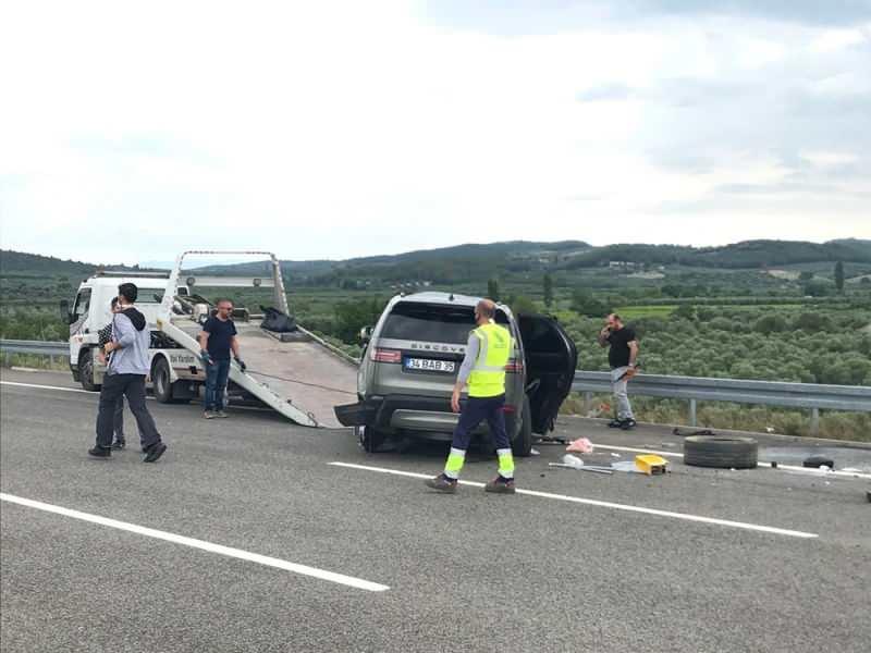 Ünlü şarkıcı Alişan bugün öğleden sonra ailesiyle birlikte şahsi otomobile İstanbul’dan İzmir’e giderken kaza geçirmişti