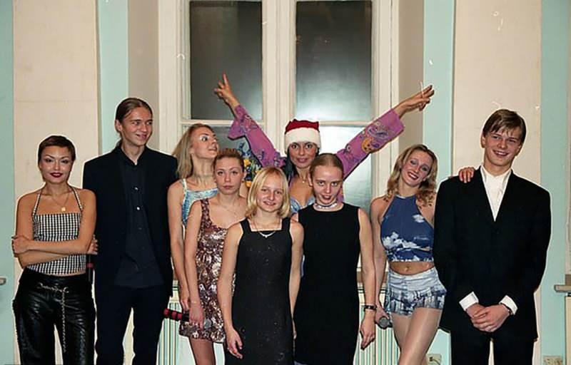 Çocukların Strelki grubuyla fotoğrafı. Ortada solda Katerina, yanında ise Maria görülüyor.