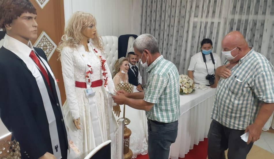 koronavirusun_dugunlere_etkisi_cansiz_mankenlere_ilgiyi_arttirdi_1594193890_5806.jpg