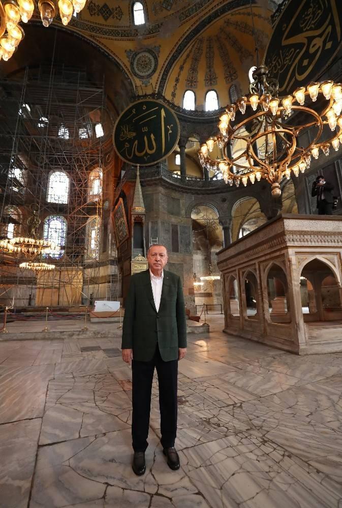 Cumhurbaşkanı Erdoğan, Ayasofya Camisi'nde incelemelerde bulundu.