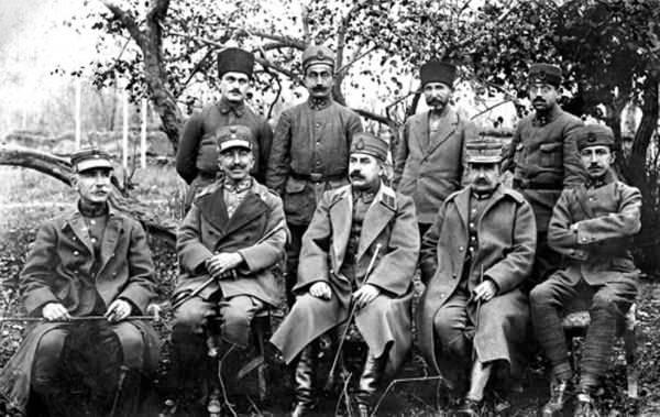 Esir Yunan generalleri Türk subaylarıyla.