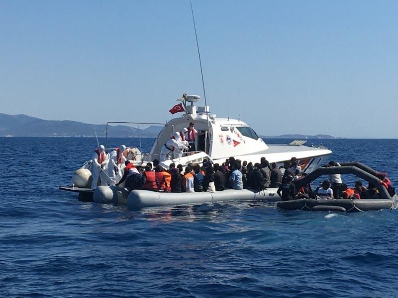 Yunanistan'ın Türk karasularına ittiği 125 kaçak göçmen kurtarıldı