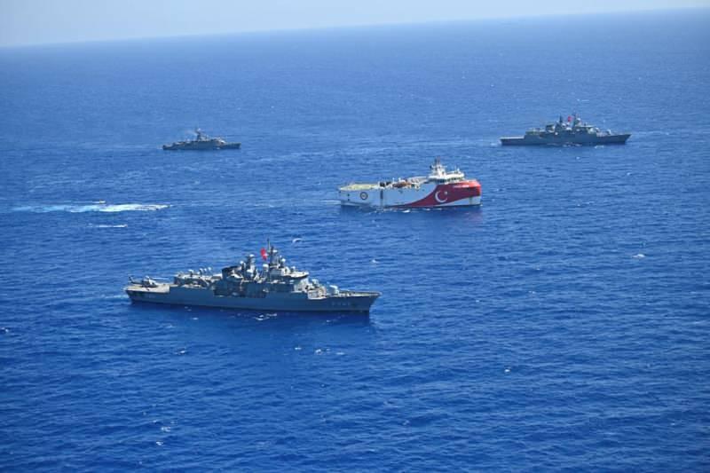 Türk Deniz Kuvvetlerine ait fırkateyn ve korvetler, ülkemizin Doğu Akdeniz’deki yetki alanlarında araştırma yapan Oruç Reis gemisine refakat ve koruma görevini sürdürüyor. 