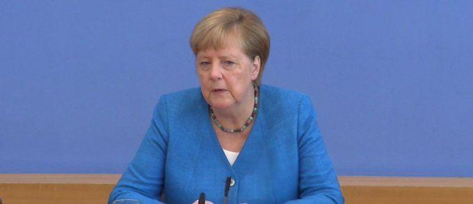Merkel'in düzenlediği basın toplantısında bir kare