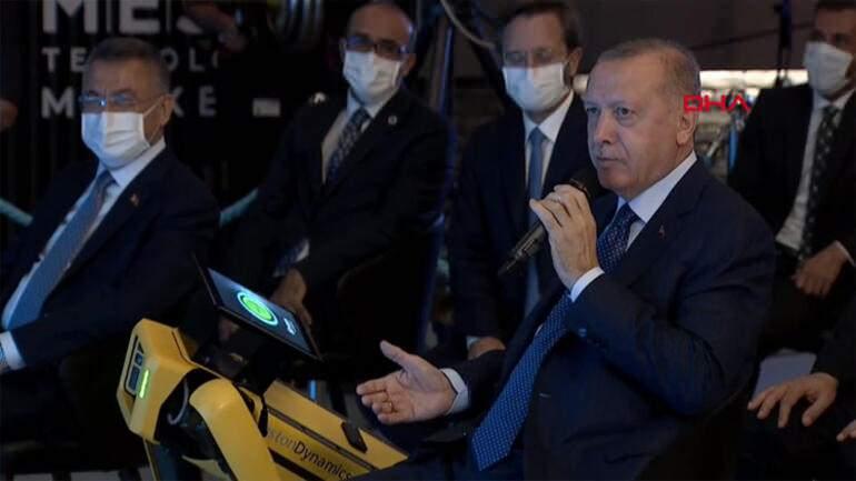 Cumhurbaşkanı Erdoğan, merkezin açılışını Boston Dynamics firmasının 'Spot' isimli dünyanın en gelişmiş robotunun getirdiği tabletten yaptı.