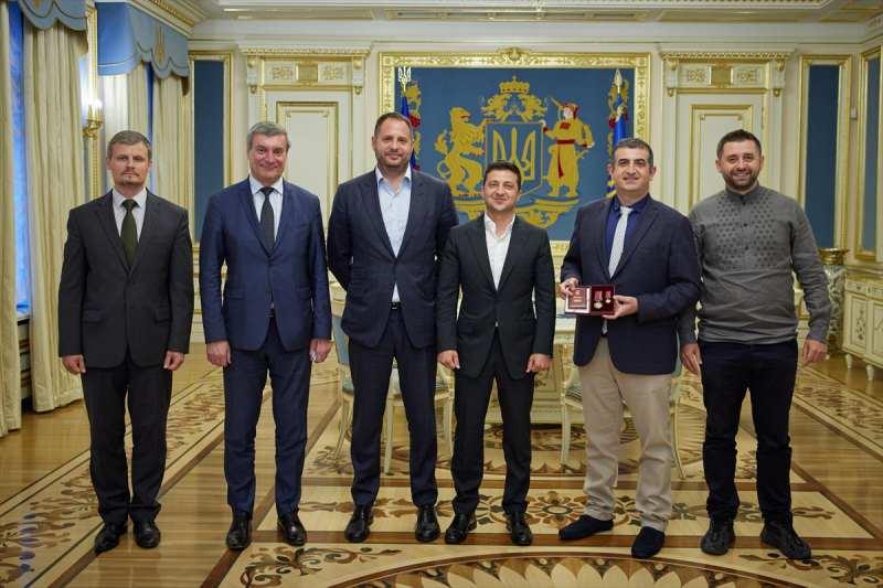 Baykar Genel Müdürü Haluk Bayraktar, Ukrayna ve Ukrayna-Türkiye ilişkilerine yaptığı hizmetlerden dolayı Ukrayna Devlet Başkanı Vladimir Zelenskiy’den devlet nişanı aldı.