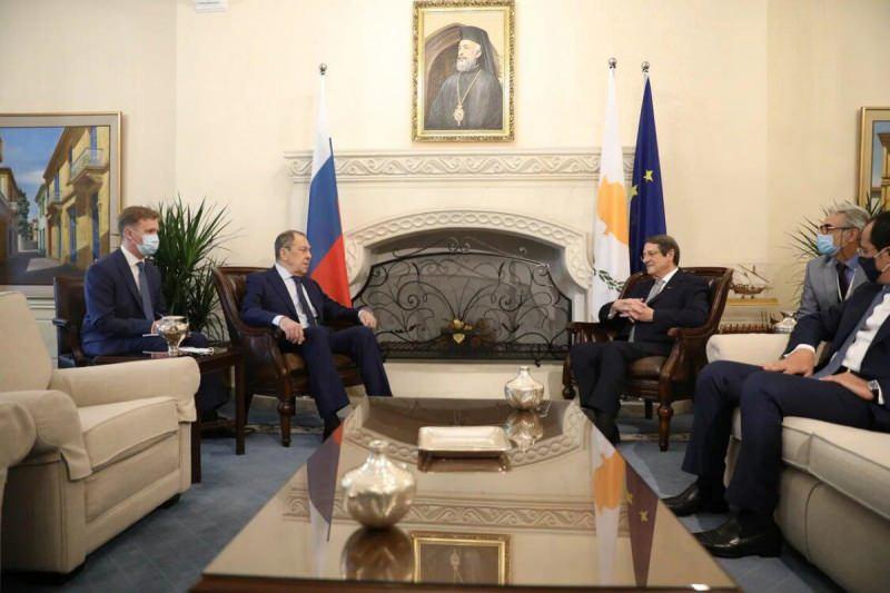 Lavrov, Rum lider Anastasiades ile baş başa görüştü.