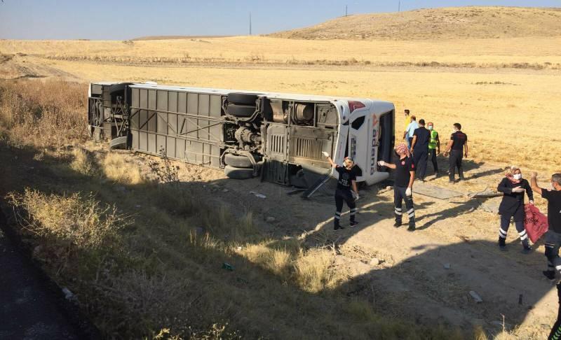 Aksaray'da yolcu otobüsü devrildi.