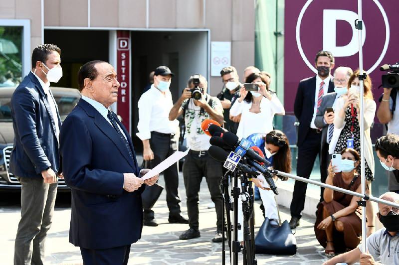 Berlusconi hastane önünde açıklamalarda bulundu.