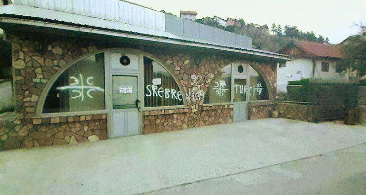 Karadağ’ın Pljevlja kentinde Müslümanlara ait ofislerin camları kırıldı, şehrin ve çevresindeki kasabaların duvarlarına Srebrenitsa soykırımını öven yazılar yazıldı