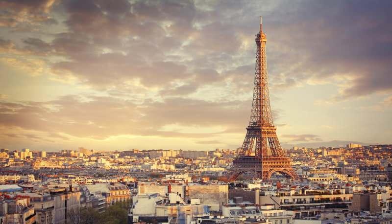 Fransa'nın başkenti Paris'teki sembol yapılardan biri olan Eyfel Kulesi, her yıl milyonlarca ziyaretçiyi ağırlıyor. 