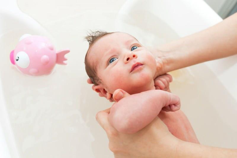 Yeni doğan bebeğe nasıl banyo yaptırılır?