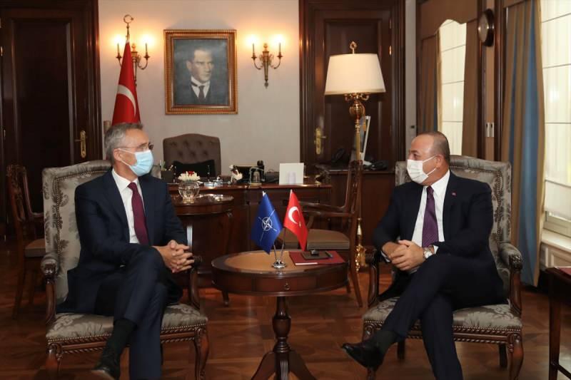Dışişleri Bakanı Mevlüt Çavuşoğlu ve NATO Genel Sekreteri Stoltenberg'in yüz yüze görüştüğü anlardan bir kare. (Ankara)