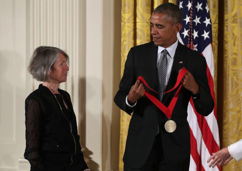 Glück, 2016 yılında “Ulusal Beşeri Bilimler Ödülü”nün sahibi olmuştu. 22 Eylül 2016’da dönemin ABD Başkanı Barack Obama’dan ödülünü almıştı. 