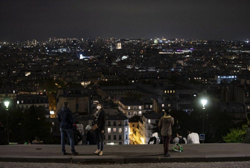 Fransa’da 8 büyükşehirde sokağa çıkma yasağı başladı