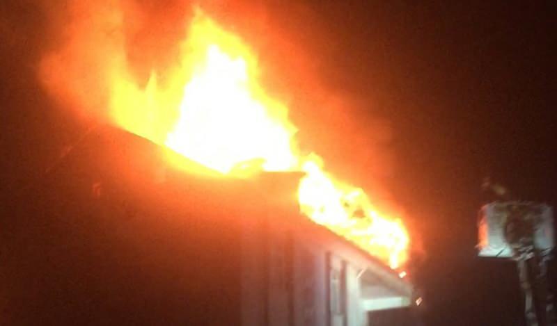 Esenyurt’ta 5 katlı binanın çatı katı alev alev yandı