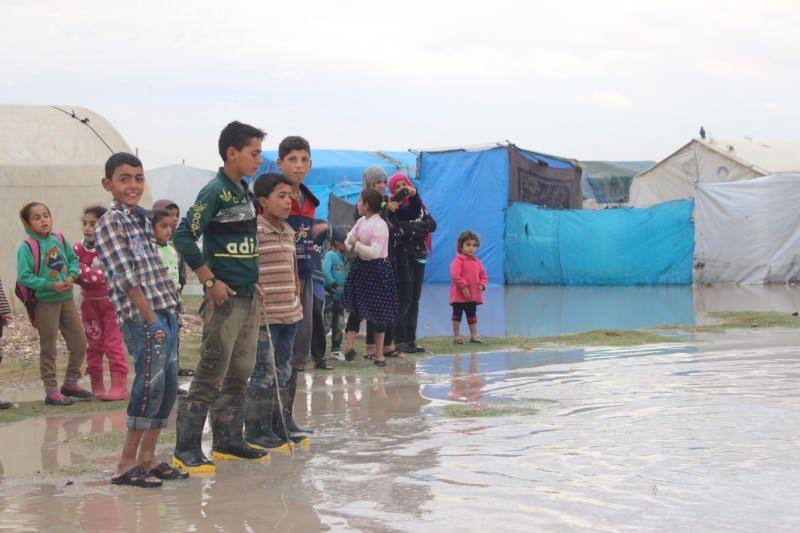 Savaş mağduru Suriyelilerin çadırlarını sel vurdu