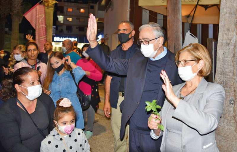 Seçimi kaybeden Mustafa Akıncı, 4 gün önce ameliyat olmasına rağmen yürüyüşe katıldı.