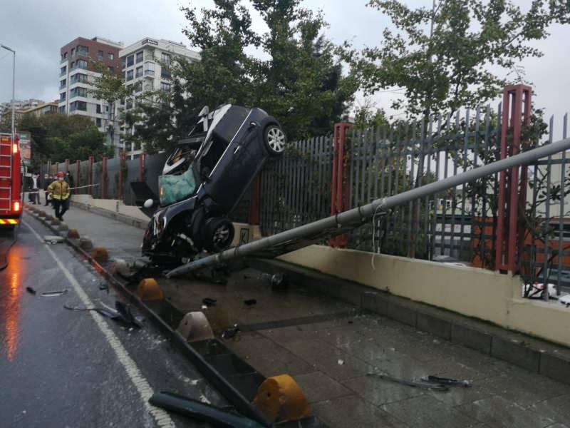 Kadıköy'de akıl almaz kaza, otomobil asılı kaldı