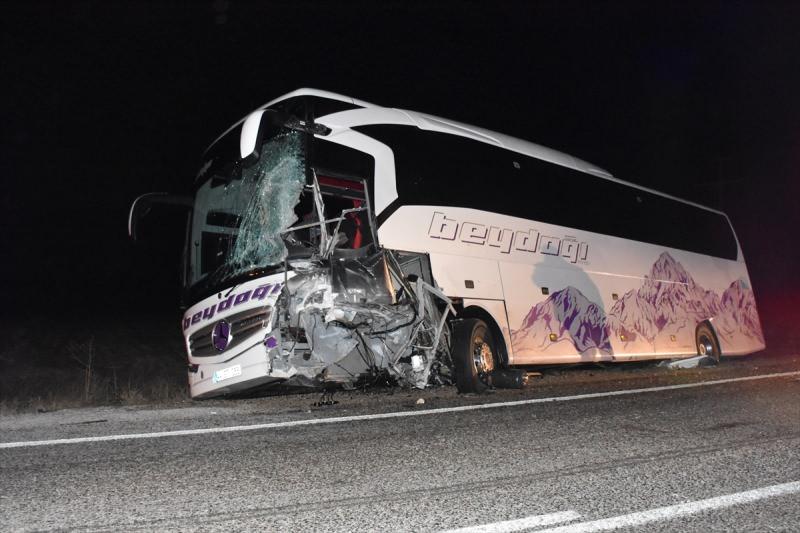 Afyonkarahisar'da yolcu otobüsü ile kamyonet çarpıştı