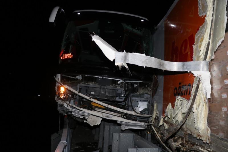 Adana'da yolcu otobüsü ile TIR çarpıştı