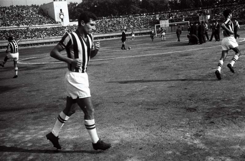Dolmabahçe (Mithatpaşa) Stadında, Profesyonel Lig maçında Fenerbahçe ve Galatasaray futbol takımları 1- 1 berabere kaldı. (1958)