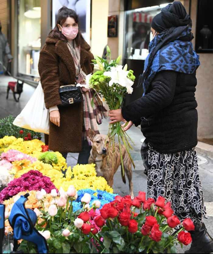 seval şahin sokak satıcısından çiçek aldı