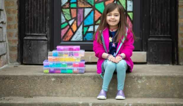 Kalpleri fetheden 7 yaşındaki kız, bileklik satarak 20 bin dolar topladı